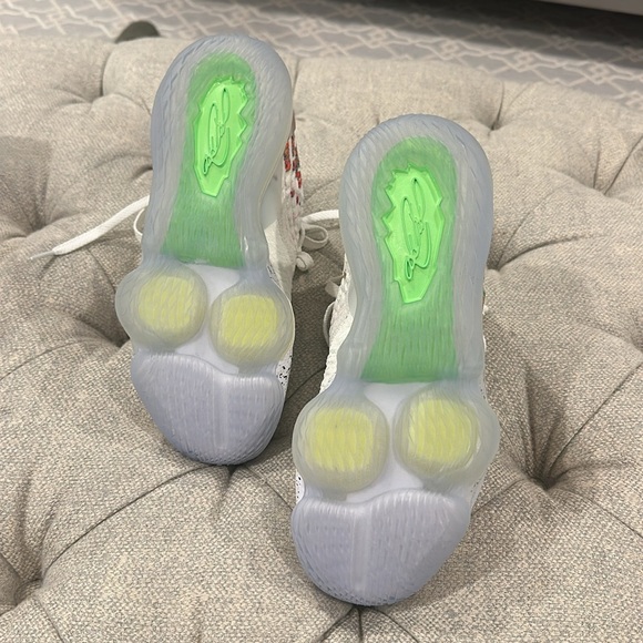 Brand new Lebron XVII women’s basketball sneakers in original box - Picture 6 of 7